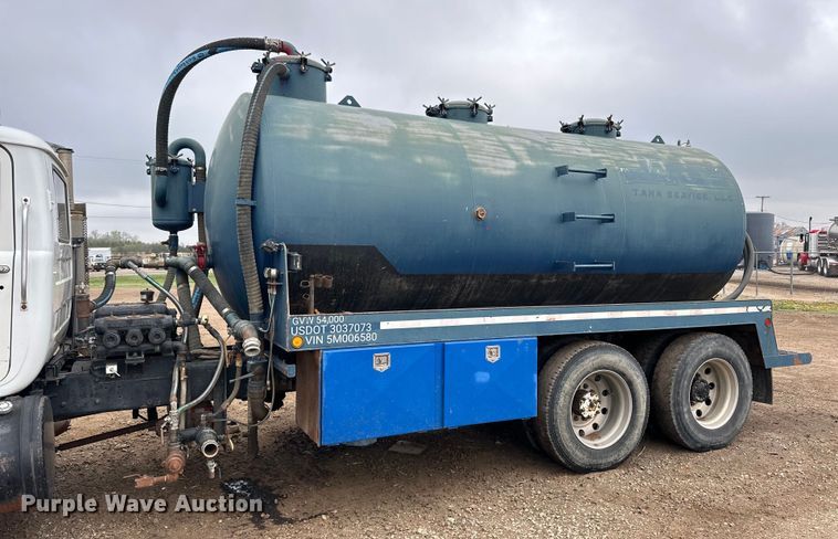 image for item OE9079 2001 Mack RD688S vacuum truck