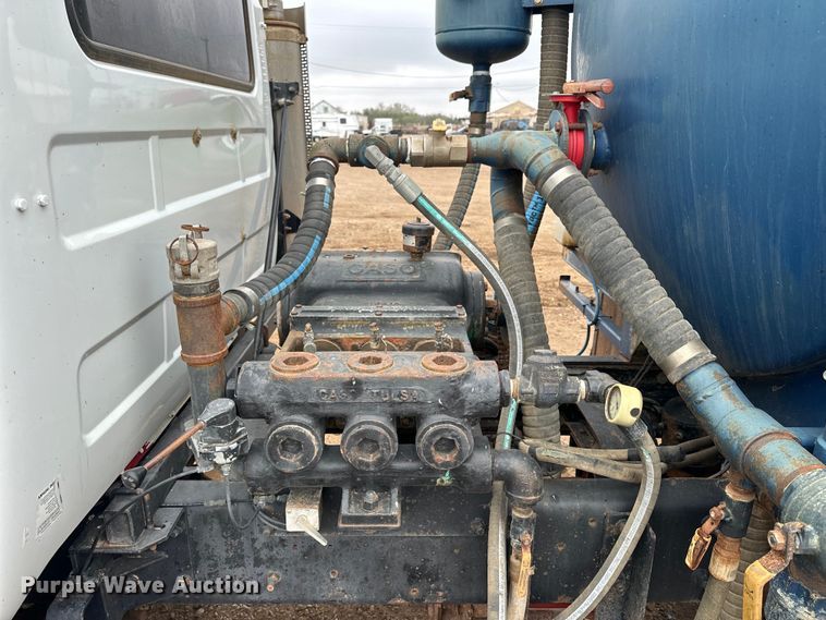 image for item OE9079 2001 Mack RD688S vacuum truck