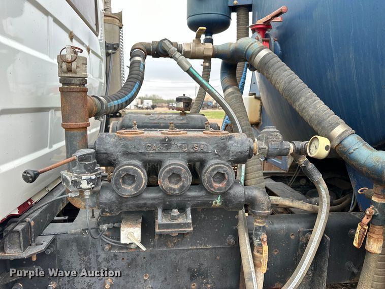 image for item OE9079 2001 Mack RD688S vacuum truck