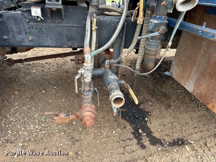 image for item OE9079 2001 Mack RD688S vacuum truck