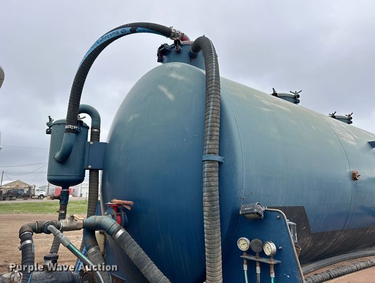 image for item OE9079 2001 Mack RD688S vacuum truck