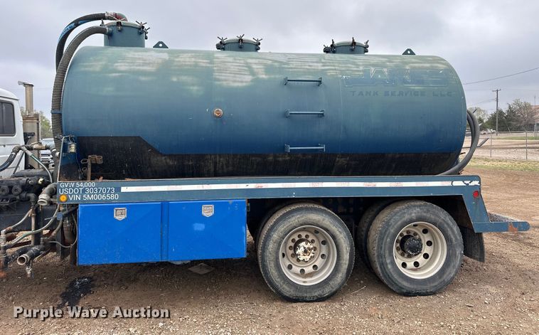 image for item OE9079 2001 Mack RD688S vacuum truck