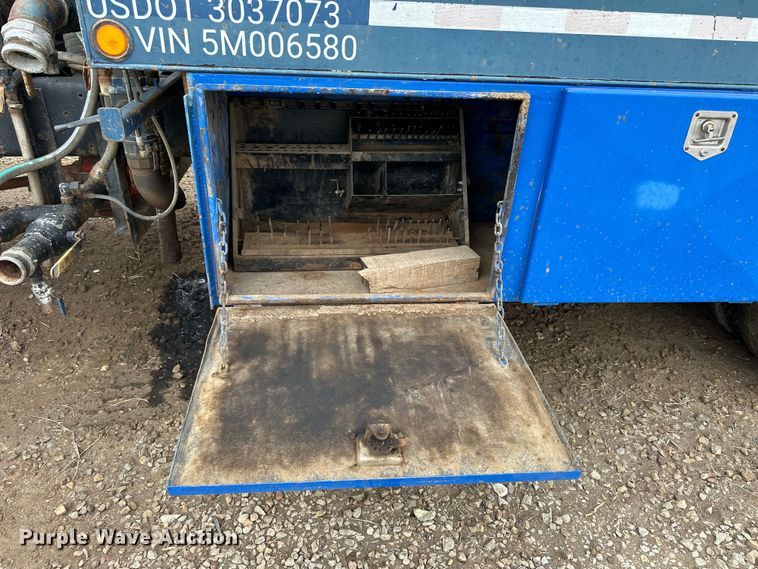 image for item OE9079 2001 Mack RD688S vacuum truck