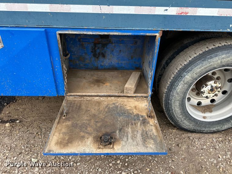 image for item OE9079 2001 Mack RD688S vacuum truck