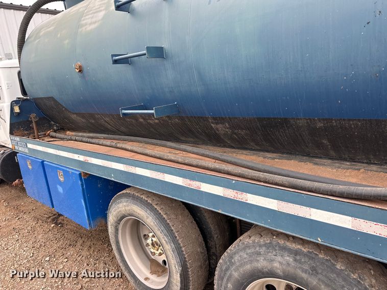 image for item OE9079 2001 Mack RD688S vacuum truck