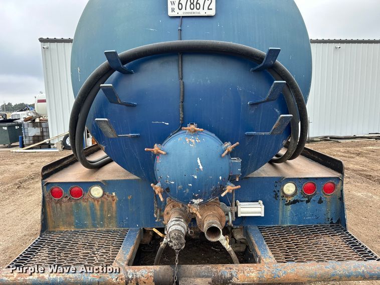 image for item OE9079 2001 Mack RD688S vacuum truck