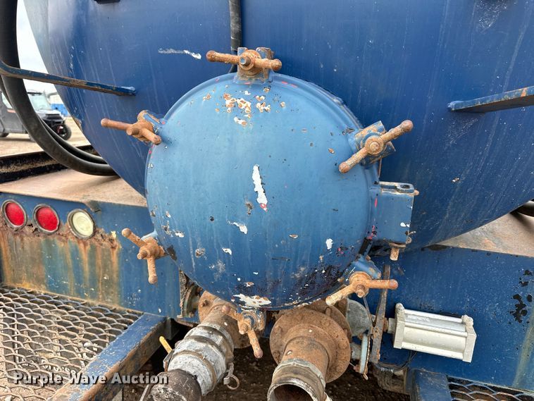 image for item OE9079 2001 Mack RD688S vacuum truck