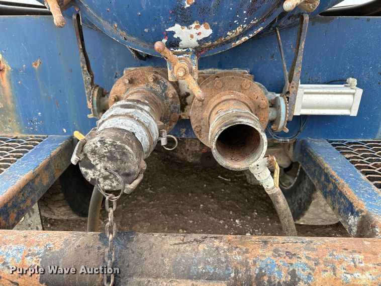 image for item OE9079 2001 Mack RD688S vacuum truck