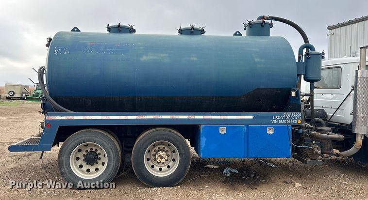 image for item OE9079 2001 Mack RD688S vacuum truck