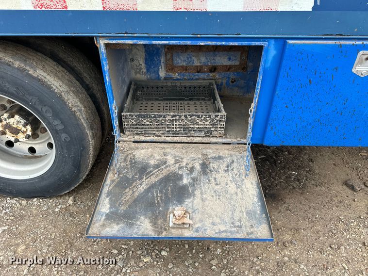 image for item OE9079 2001 Mack RD688S vacuum truck