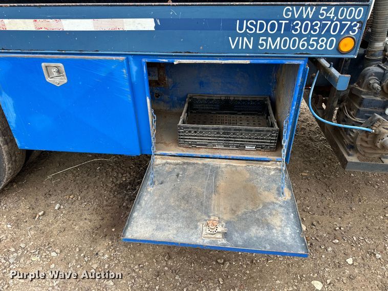 image for item OE9079 2001 Mack RD688S vacuum truck
