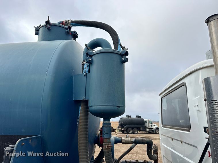 image for item OE9079 2001 Mack RD688S vacuum truck