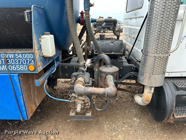 image for item OE9079 2001 Mack RD688S vacuum truck