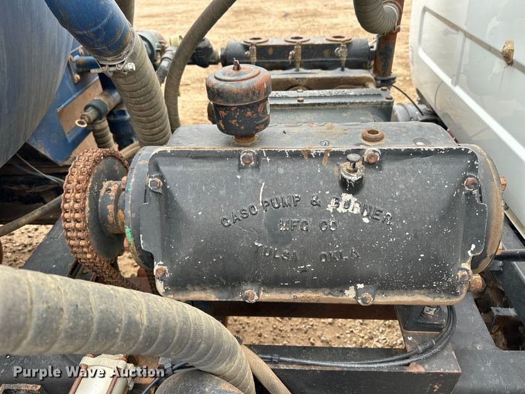 image for item OE9079 2001 Mack RD688S vacuum truck