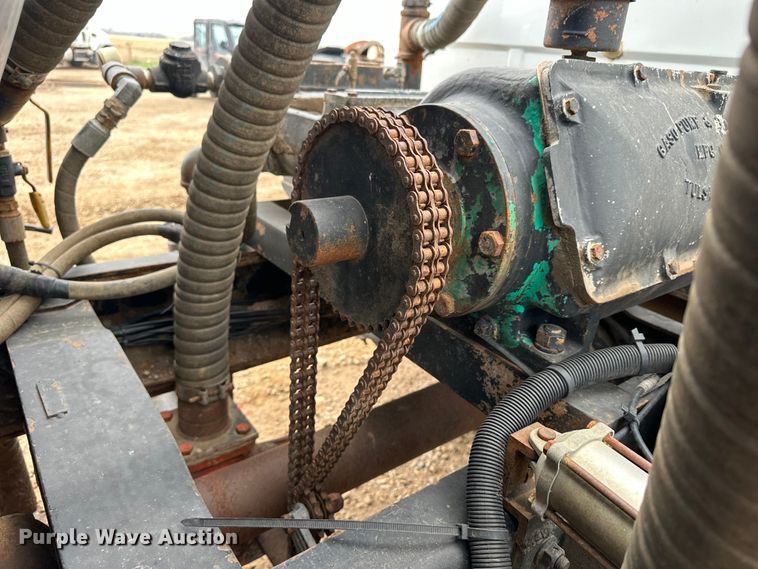 image for item OE9079 2001 Mack RD688S vacuum truck