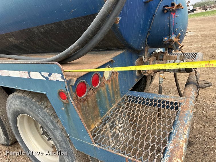 image for item OE9079 2001 Mack RD688S vacuum truck