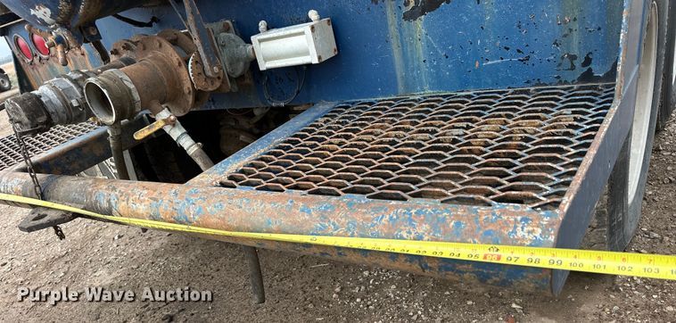 image for item OE9079 2001 Mack RD688S vacuum truck