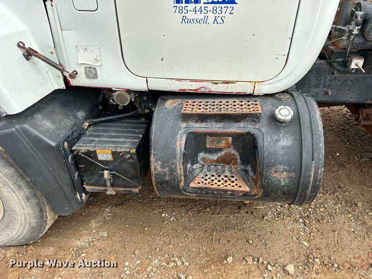 image for item OE9079 2001 Mack RD688S vacuum truck