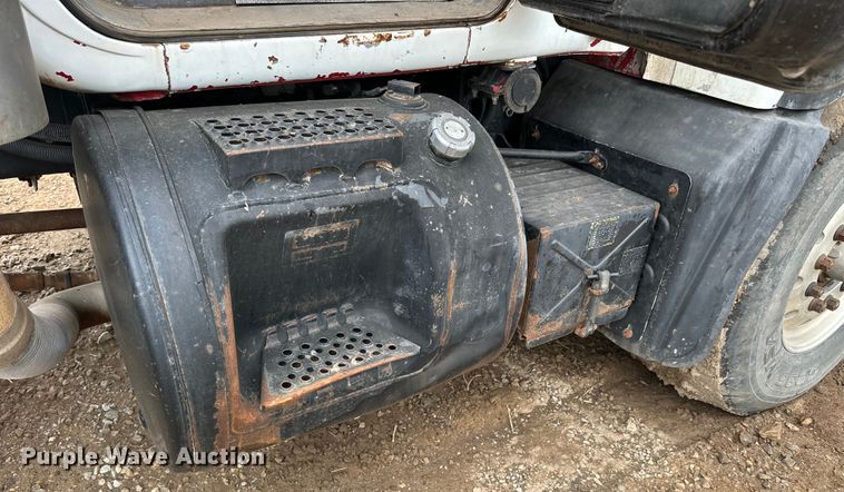 image for item OE9079 2001 Mack RD688S vacuum truck