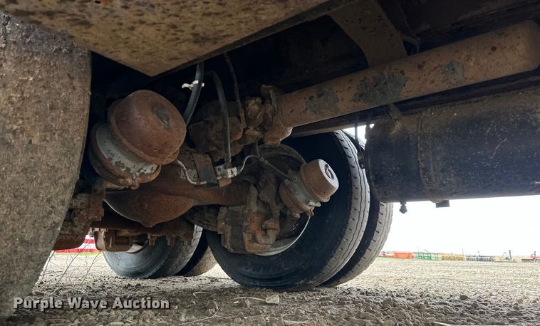 image for item OE9079 2001 Mack RD688S vacuum truck