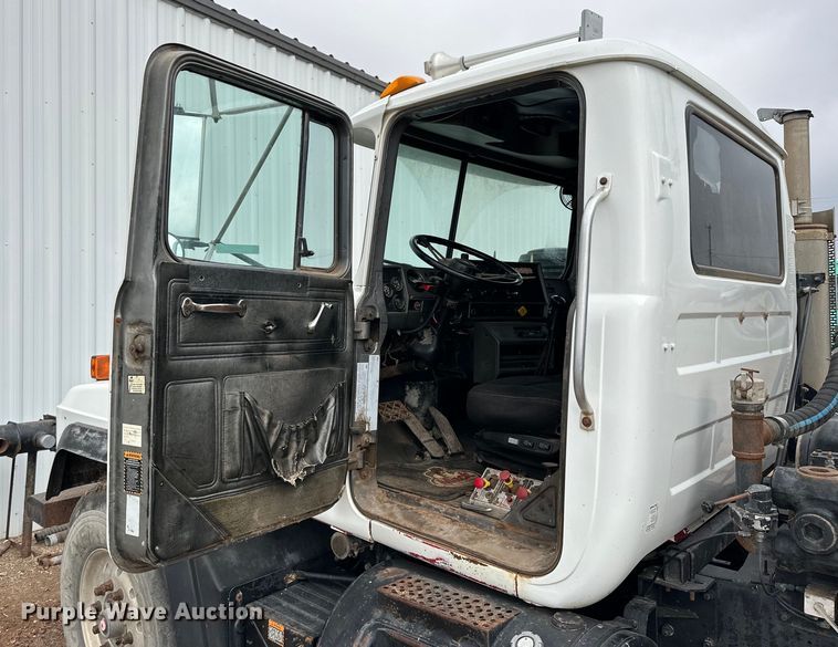 image for item OE9079 2001 Mack RD688S vacuum truck