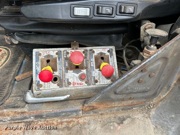 image for item OE9079 2001 Mack RD688S vacuum truck