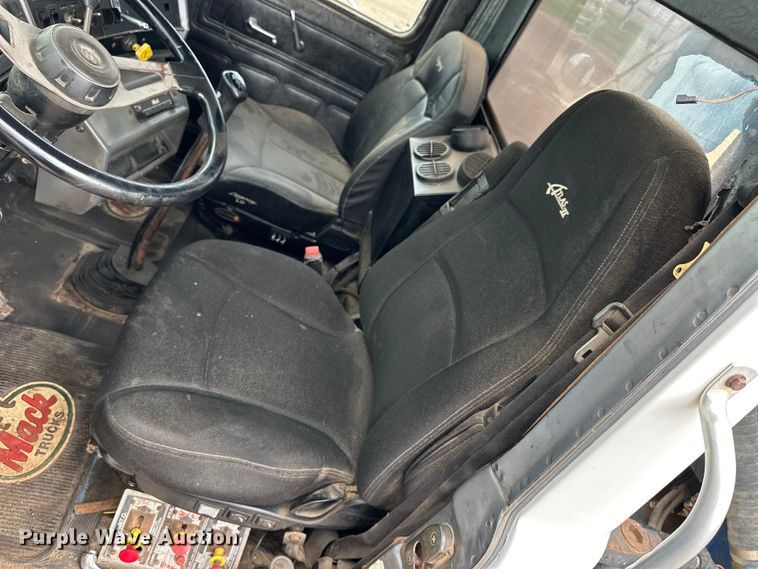 image for item OE9079 2001 Mack RD688S vacuum truck