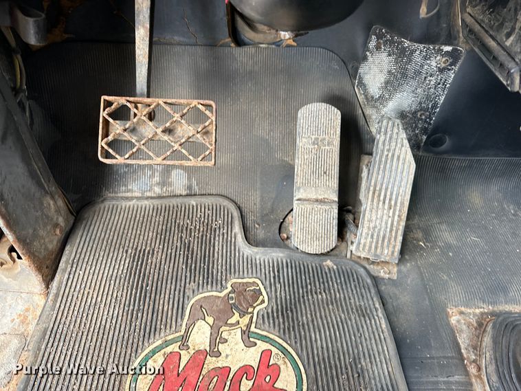 image for item OE9079 2001 Mack RD688S vacuum truck