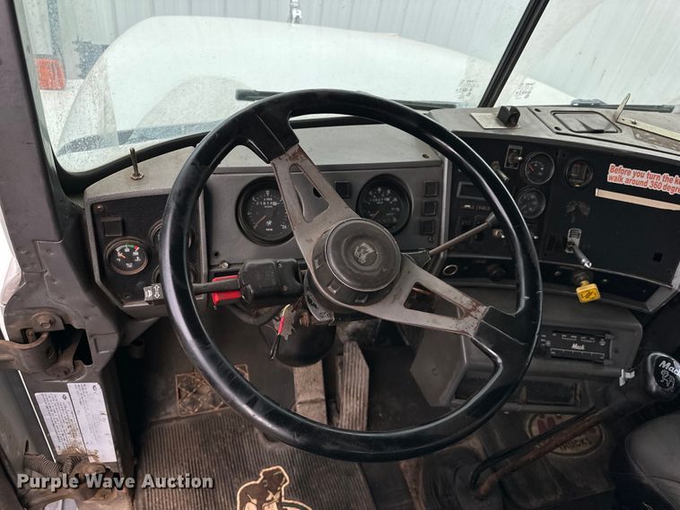 image for item OE9079 2001 Mack RD688S vacuum truck