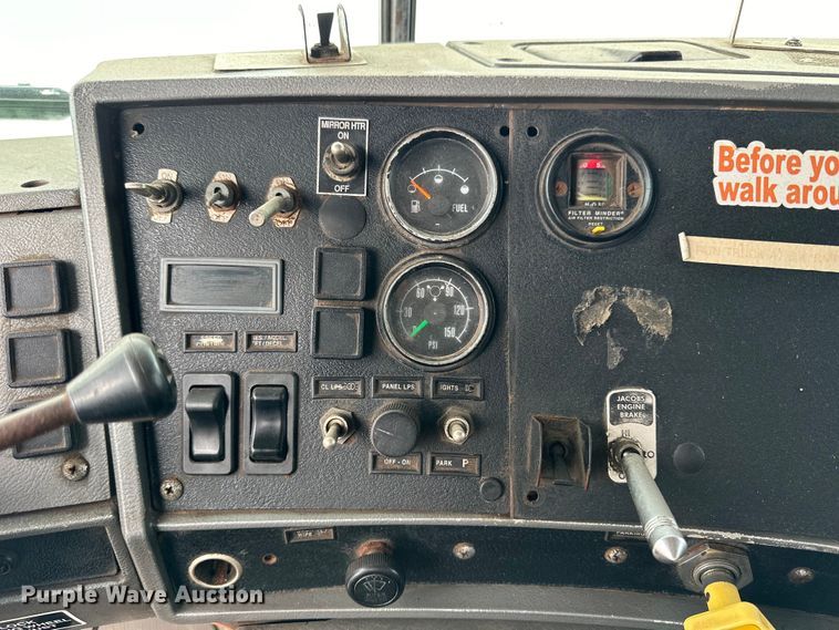 image for item OE9079 2001 Mack RD688S vacuum truck