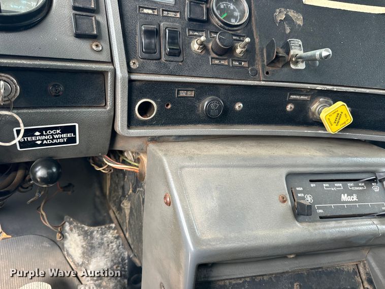 image for item OE9079 2001 Mack RD688S vacuum truck