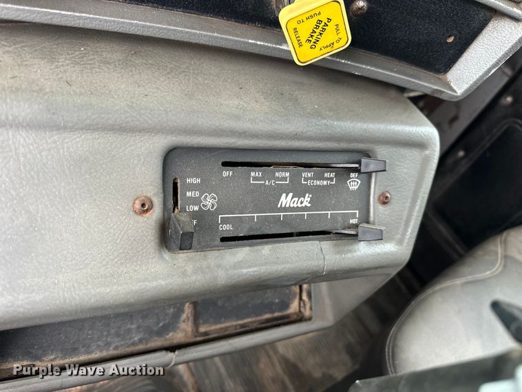 image for item OE9079 2001 Mack RD688S vacuum truck