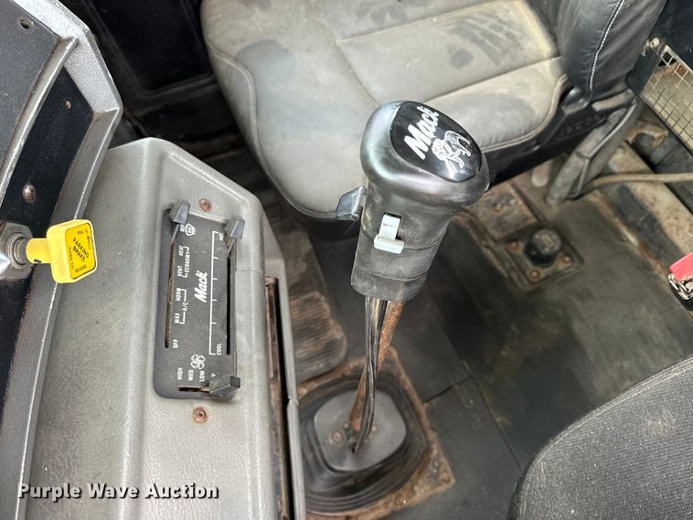 image for item OE9079 2001 Mack RD688S vacuum truck