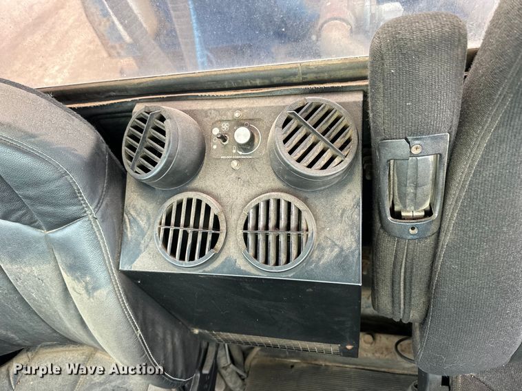 image for item OE9079 2001 Mack RD688S vacuum truck