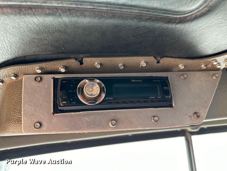 image for item OE9079 2001 Mack RD688S vacuum truck