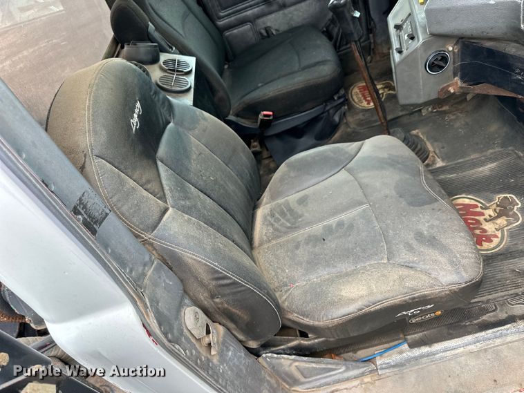 image for item OE9079 2001 Mack RD688S vacuum truck