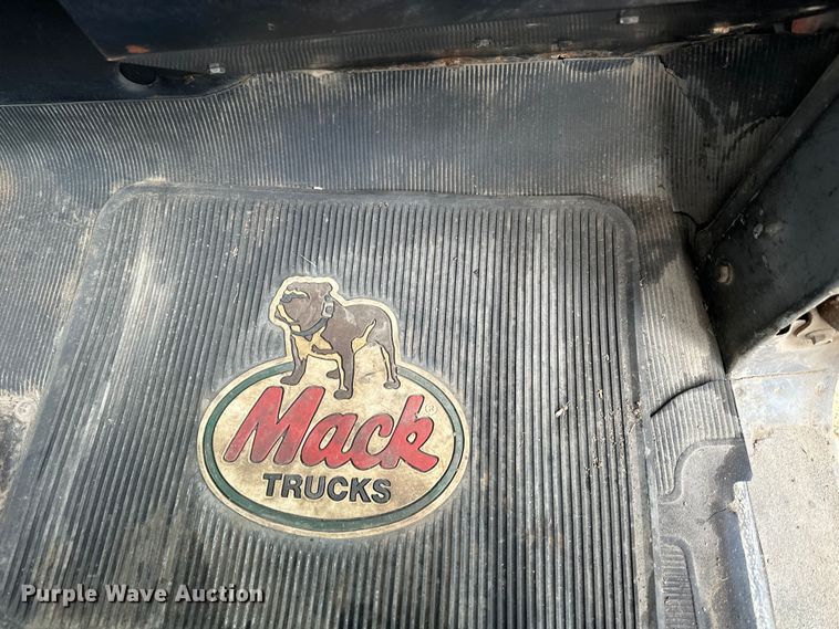 image for item OE9079 2001 Mack RD688S vacuum truck