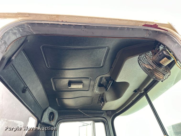 image for item OE9079 2001 Mack RD688S vacuum truck