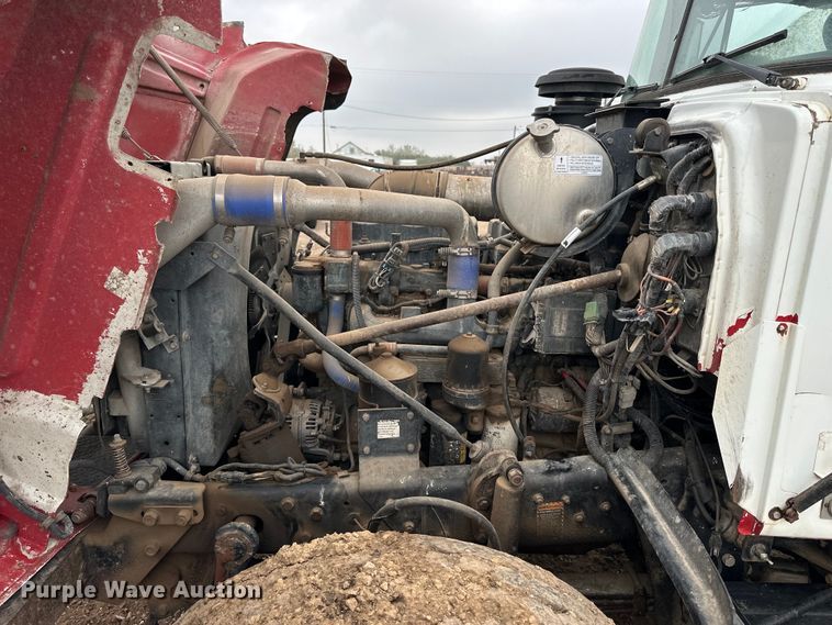 image for item OE9079 2001 Mack RD688S vacuum truck