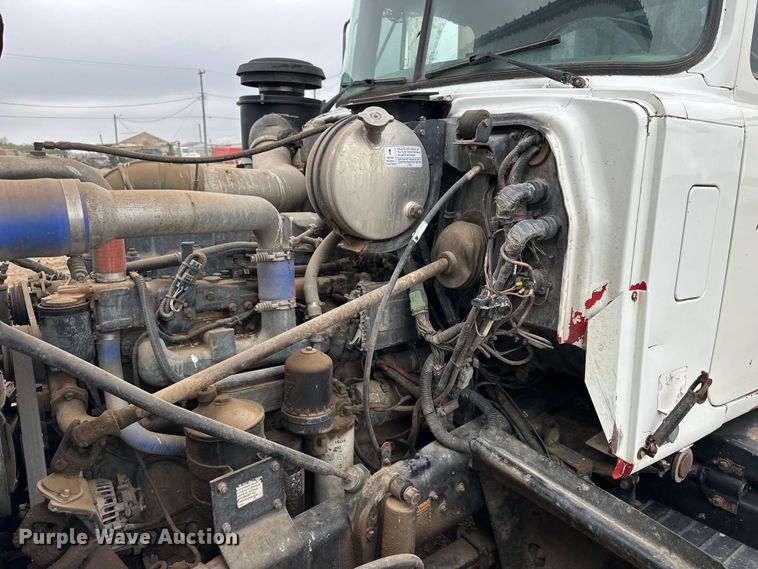 image for item OE9079 2001 Mack RD688S vacuum truck