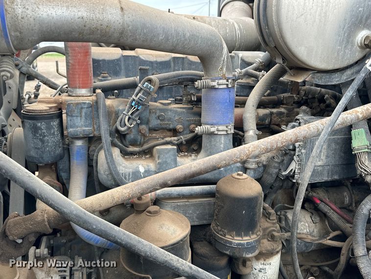 image for item OE9079 2001 Mack RD688S vacuum truck