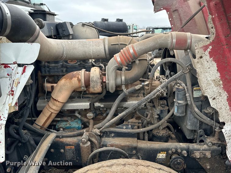 image for item OE9079 2001 Mack RD688S vacuum truck