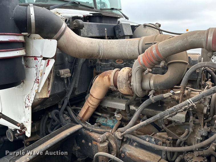 image for item OE9079 2001 Mack RD688S vacuum truck