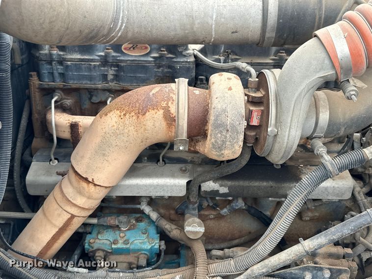 image for item OE9079 2001 Mack RD688S vacuum truck