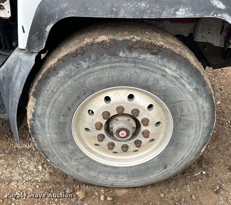 image for item OE9079 2001 Mack RD688S vacuum truck