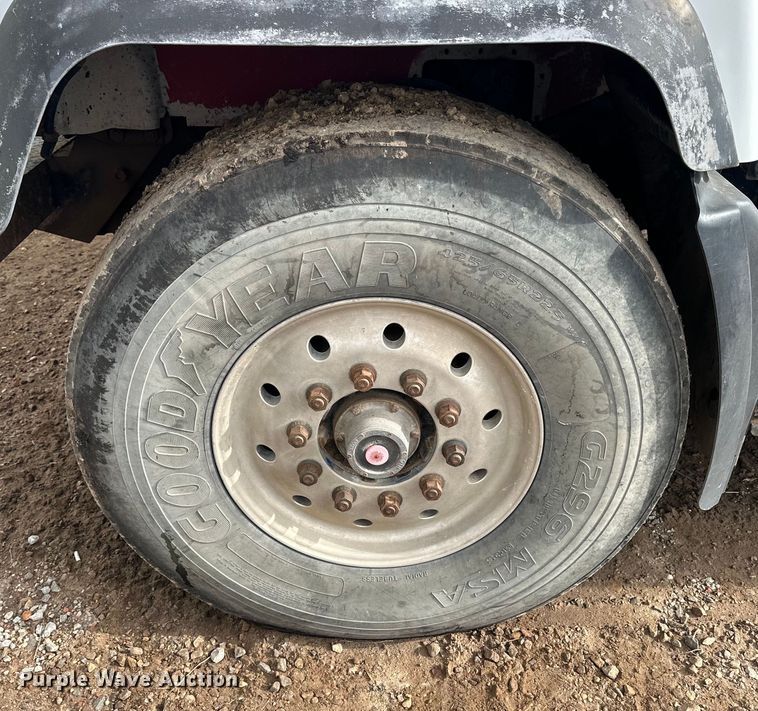 image for item OE9079 2001 Mack RD688S vacuum truck