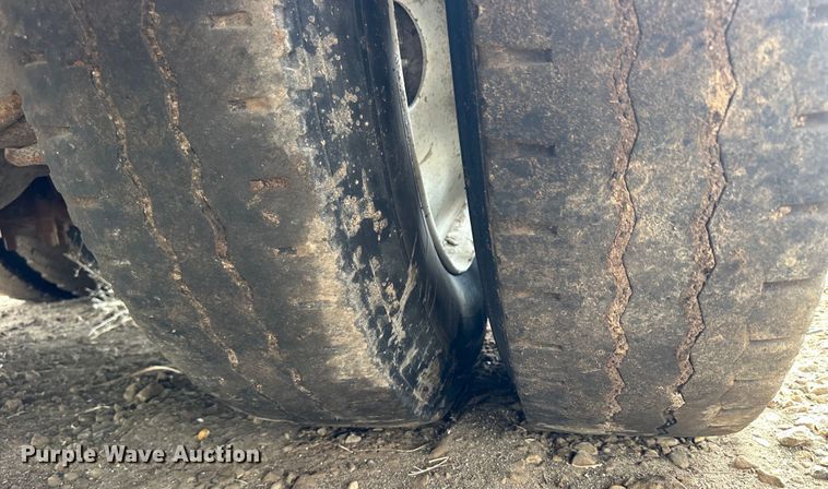 image for item OE9079 2001 Mack RD688S vacuum truck