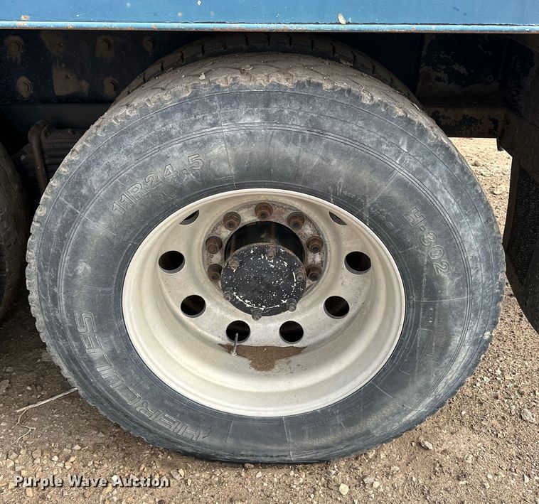 image for item OE9079 2001 Mack RD688S vacuum truck