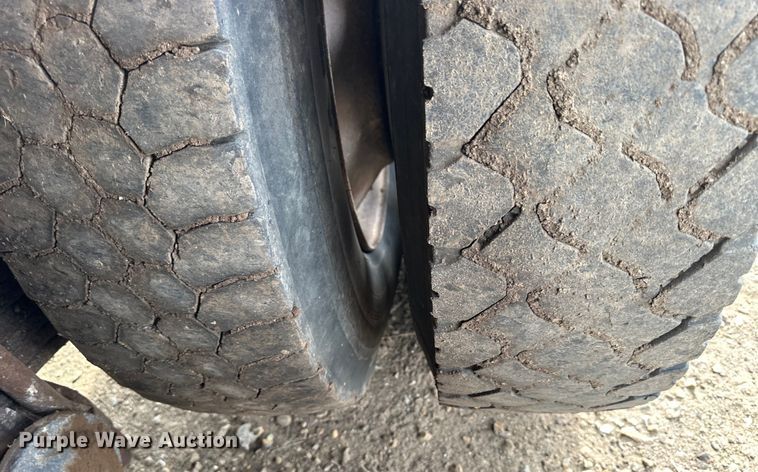 image for item OE9079 2001 Mack RD688S vacuum truck