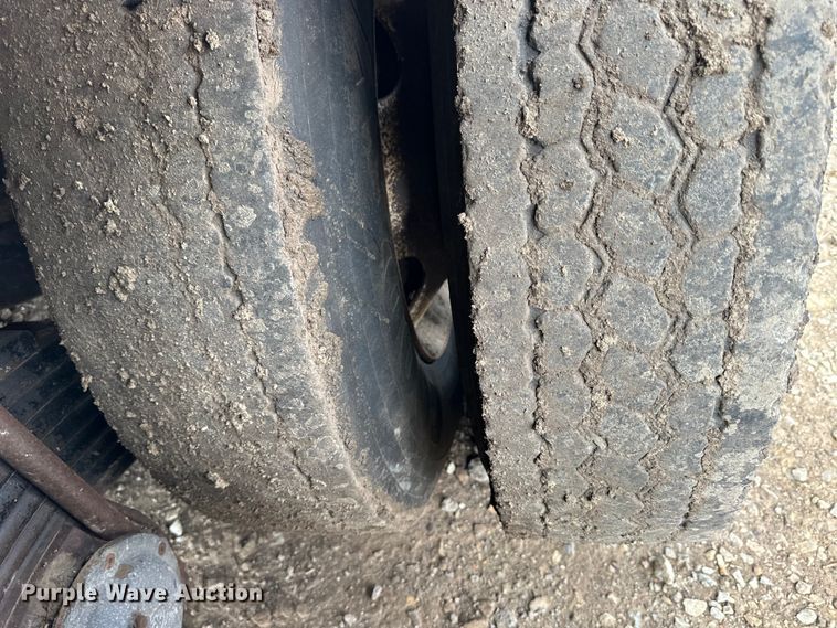 image for item OE9079 2001 Mack RD688S vacuum truck